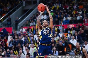 手热得很！广东外援伯克半场7中6&amp;罚球3中2拿到14分 另有3板1助