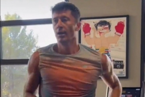 皇冠体育官网-备战新赛季！每体：莱万开始健身房和草地训练，练习射门等项目