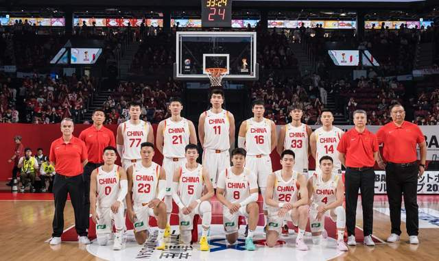 皇冠体育app-FIBA认错，果断换人，3裁判出炉，助裁曾执法CBA，中国男篮或受益